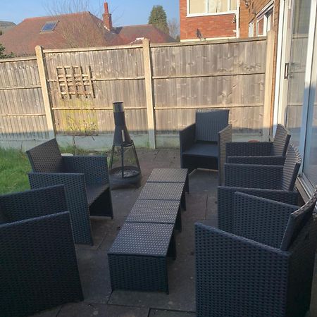 Spacious 5 Bedroom House - Sleeps 7 - 3-Car Driveway - Work - Leisure Wolverhampton Kültér fotó