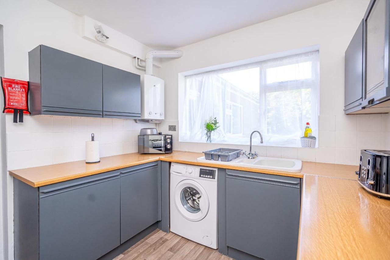 Spacious 5 Bedroom House - Sleeps 7 - 3-Car Driveway - Work - Leisure Wolverhampton Kültér fotó