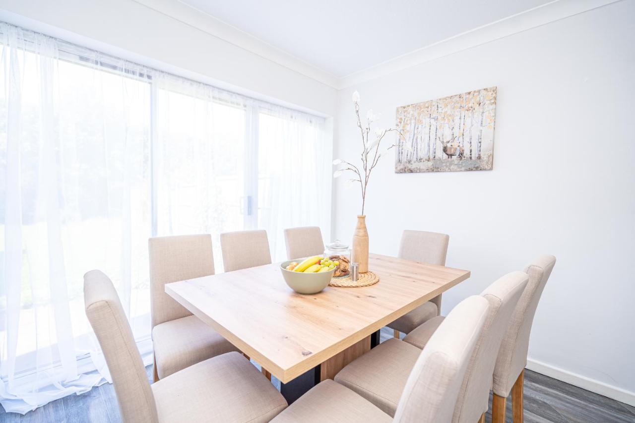 Spacious 5 Bedroom House - Sleeps 7 - 3-Car Driveway - Work - Leisure Wolverhampton Kültér fotó