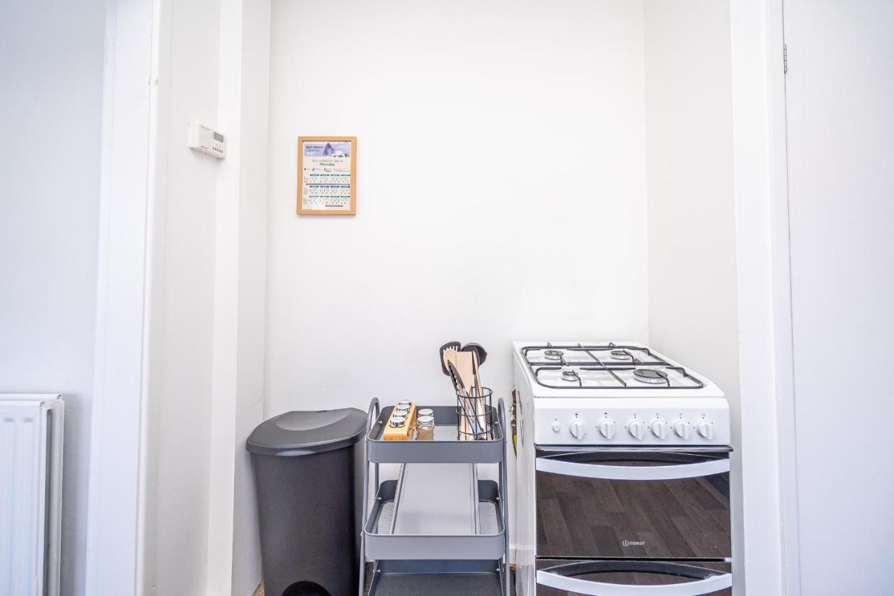 Spacious 5 Bedroom House - Sleeps 7 - 3-Car Driveway - Work - Leisure Wolverhampton Kültér fotó